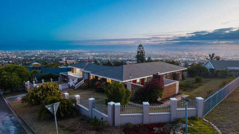 5 Bedroom Property for Sale in Loevenstein Western Cape